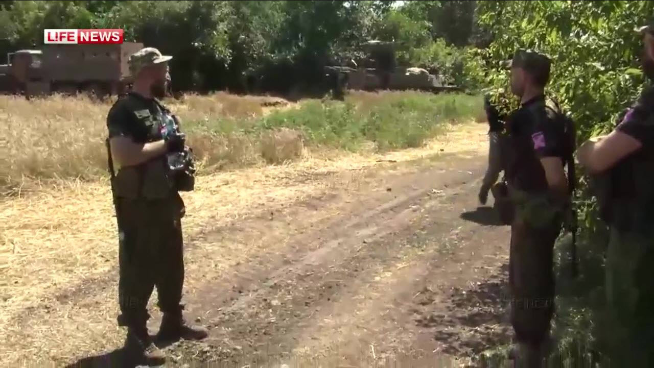 Бойцы сепаратистов в районе Степановки Донецкой области, в нескольких километрах от места пуска ракеты, сбившей MH17. На заднем плане виден ЗРК «Стрела-10».