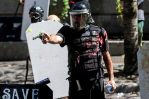 Кадры с потерянной камеры: ультраправый активист Алан Суинни готовится к насилию в Портленде